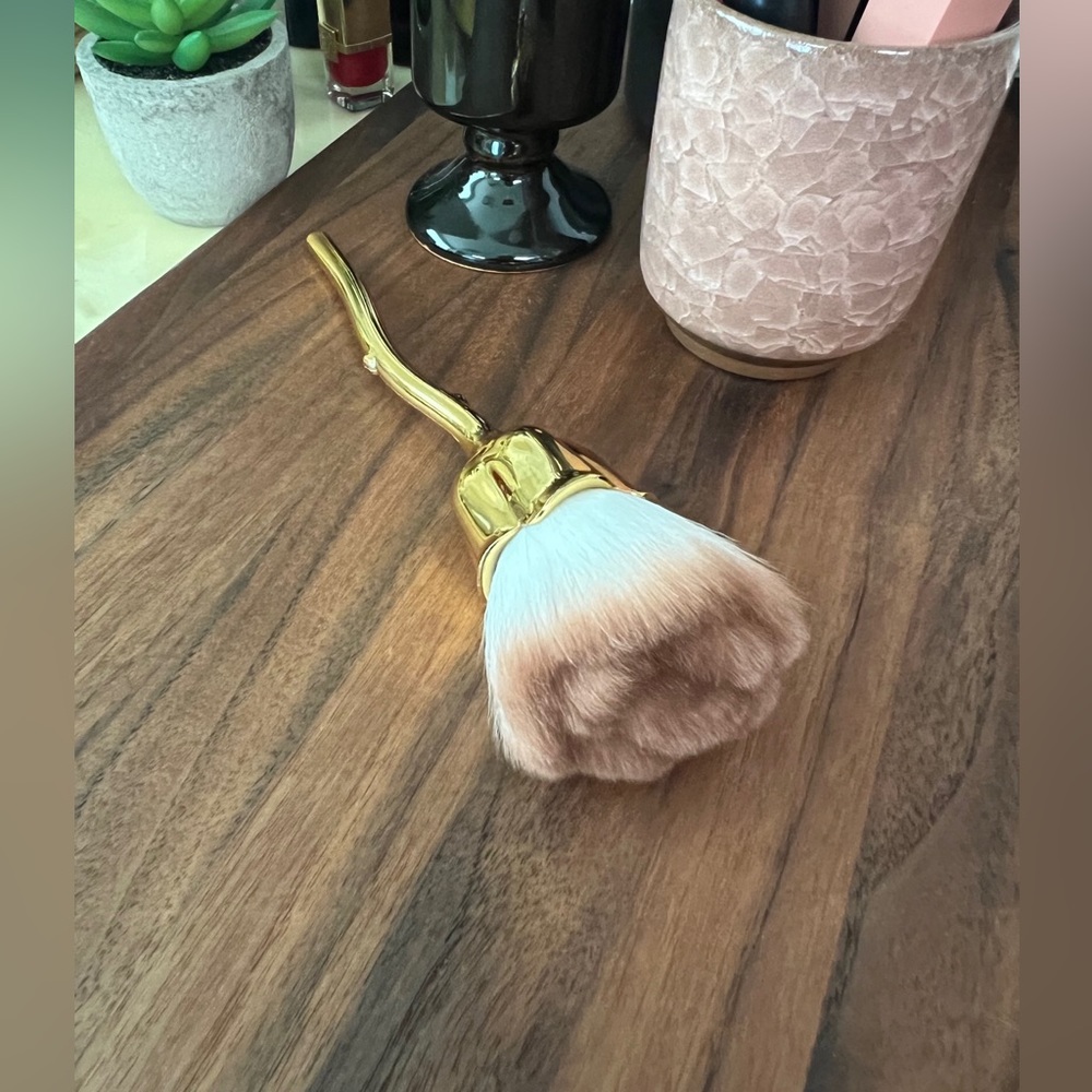 Fluffy Rose Shaped Makeup Brush for liquid or powder blush bronzer Large